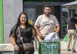 Dos personas saliendo esta semana de un supermercado de Badajoz.