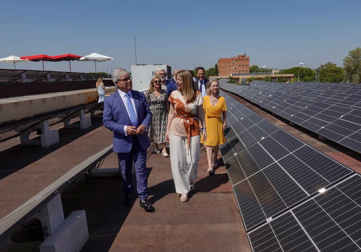 El rector y la presidenta de la Junta en la visita a las instalaciones fotovoltaicas de la UEx.