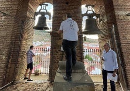 Un joven toque las campanas en la salvaterreña iglesia de San Blas.