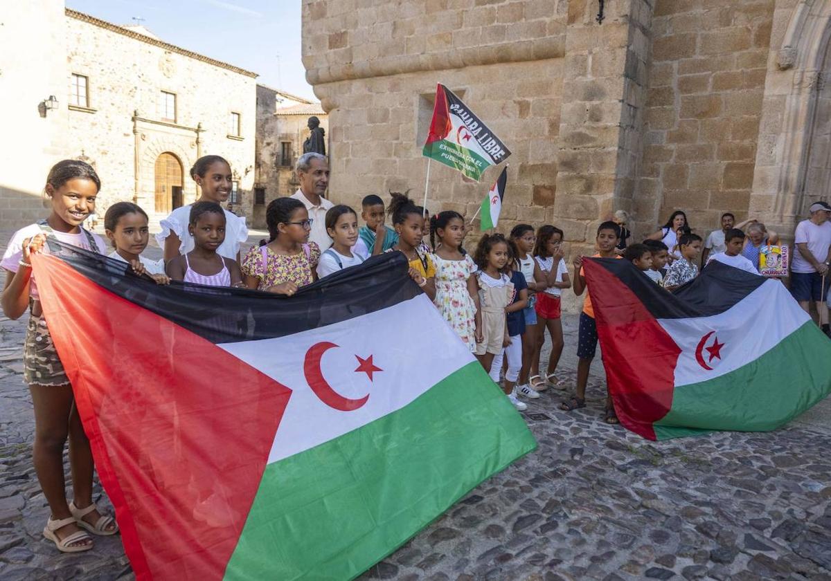 Niños saharauis del programa 'Vacaciones en paz' de Cáceres reunidos en la Plaza de Santa María.