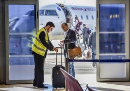 Un pasajero embarca en el Aeropuerto de Badajoz.