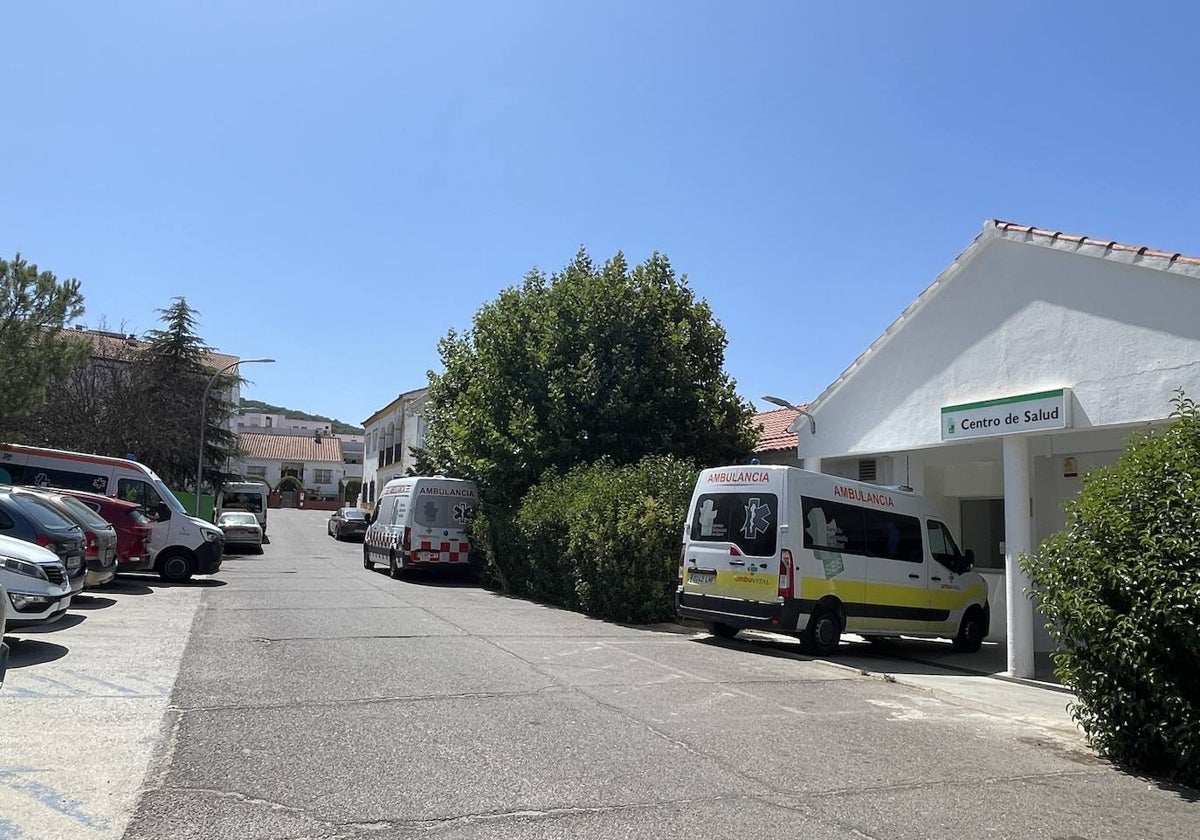 Ambulancias a las puertas del centro de salud de Monesterio.