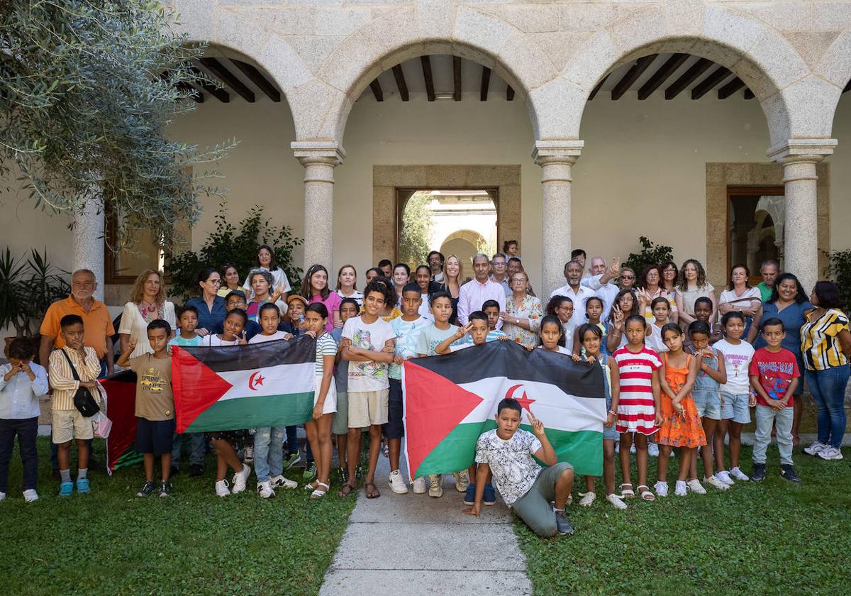 María Guardiola junto con los menores saharauis en la sede de la Presidencia.