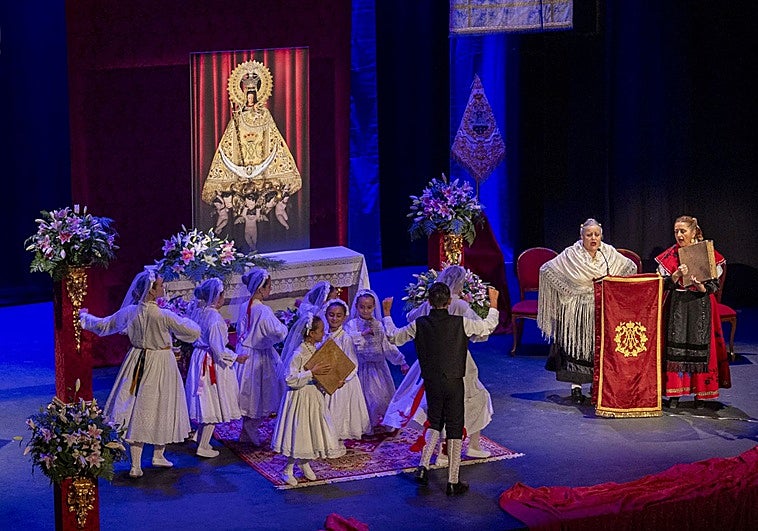 Interpretación de la 'Danza del Guiador' por parte de la sección infantil de la asociación El Redoble.