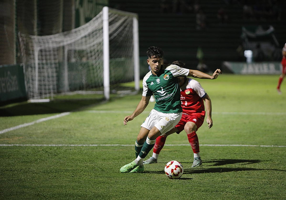 Álvaro Merencio, presionado por un jugador del Móstoles.