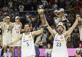 Rudy y Llull levantan la Copa del Rey del 2024 en Málaga.