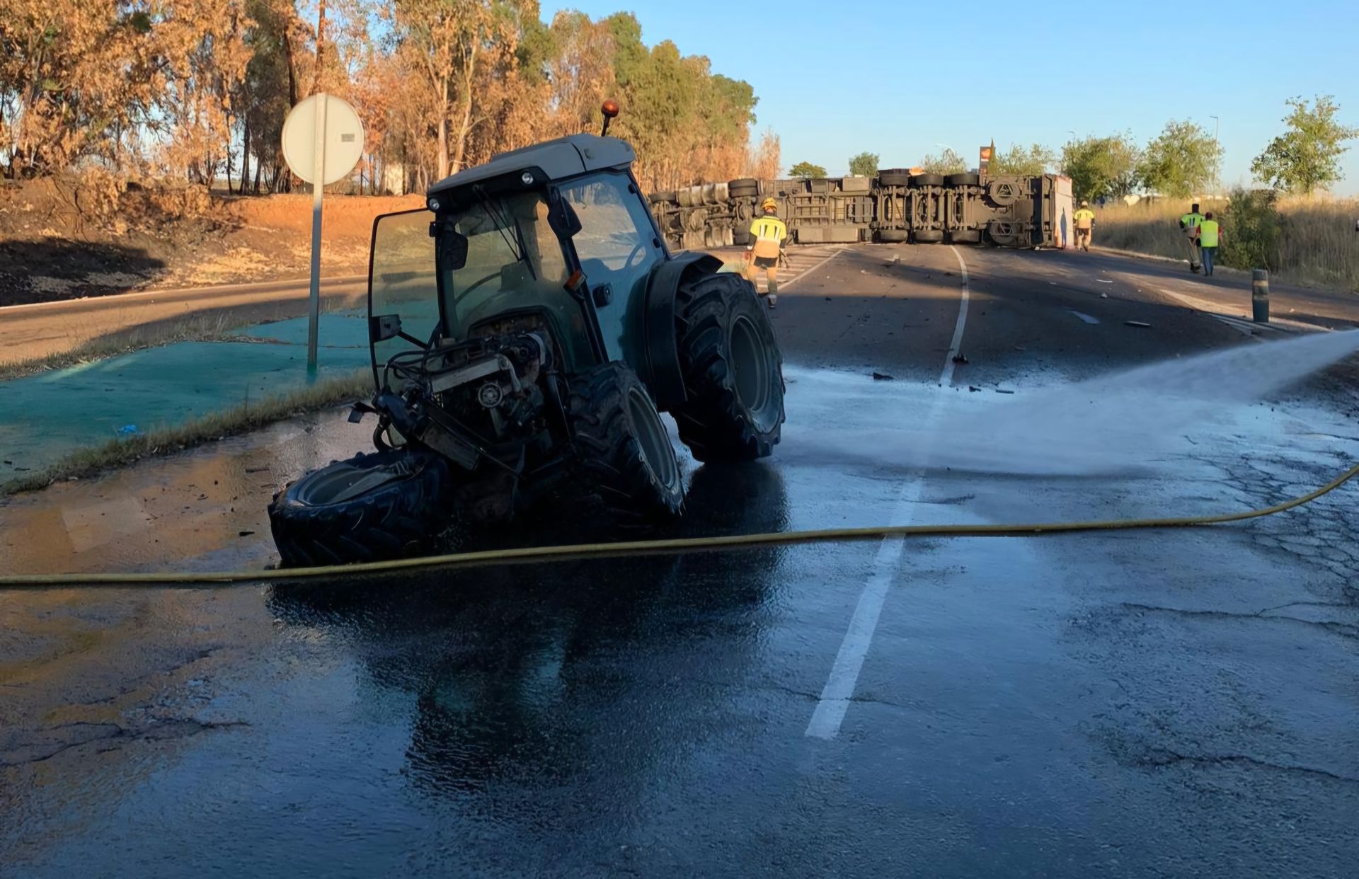 Los bomberos colaboraron en la retirada del vehículo pesado para poder reabrir la carretera. 