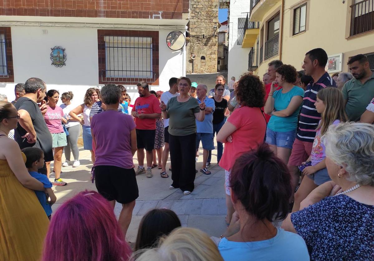 Sonia Llorente, la alcaldesa, explica a los vecinos la situación.