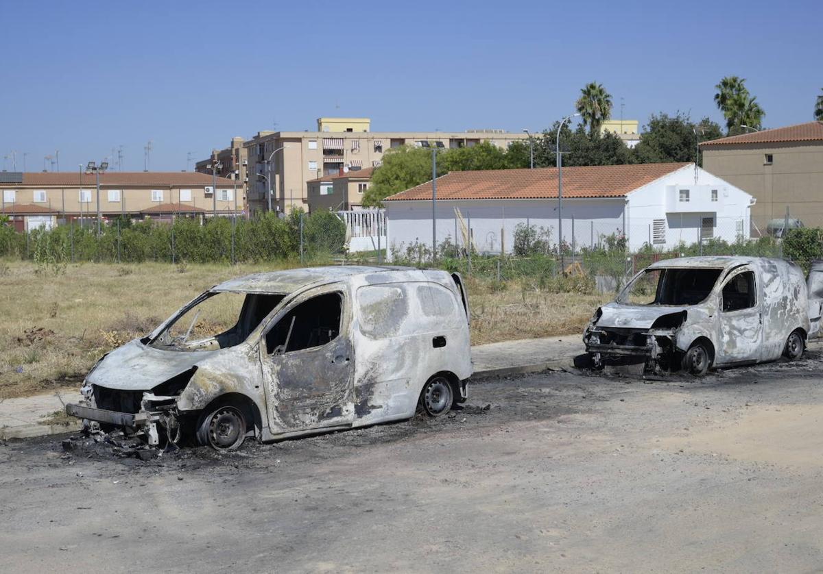 Las dos furgonetas quemadas en el Camino del Almendro, en la barriada de Llera.