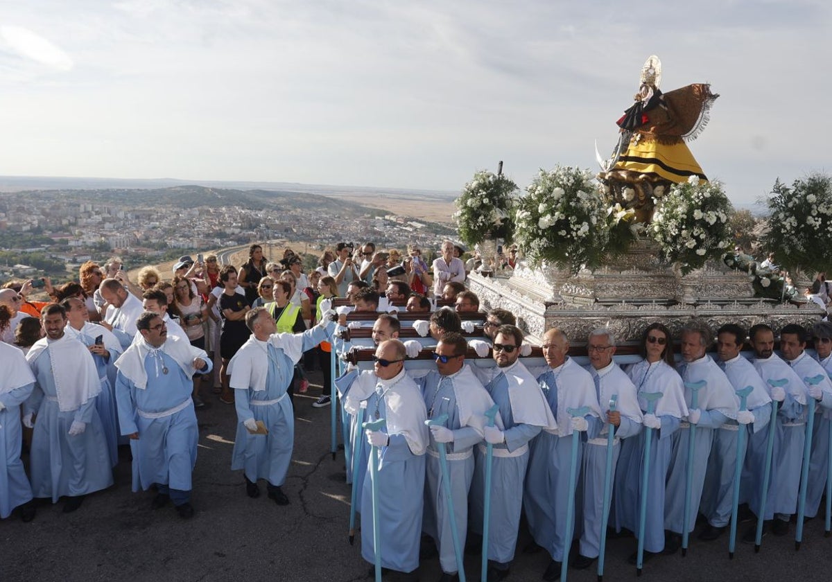 La imagen de la patrona con la ciudad de Cáceres al fondo.