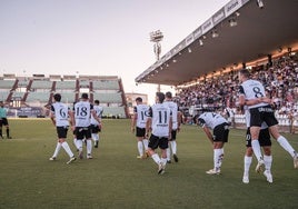 Los jugadores del Mérida celebran su primer gol de la temporada ante el Recreativo.