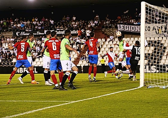Busi cabecea a la red el gol anulado de la primera parte.