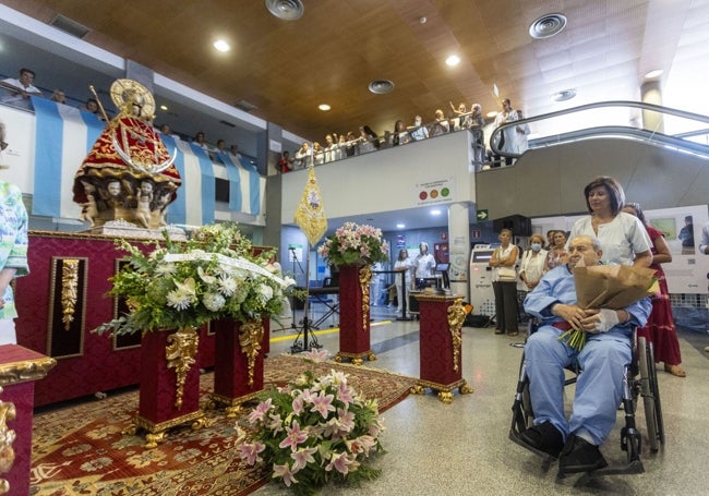 Entrega floral de un paciente en representación de todos los enfermos.