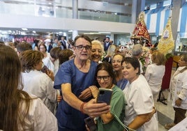 Personal sanitario fotografiándose con la Virgen de la Montaña en su recorrido especial por el Centenario.