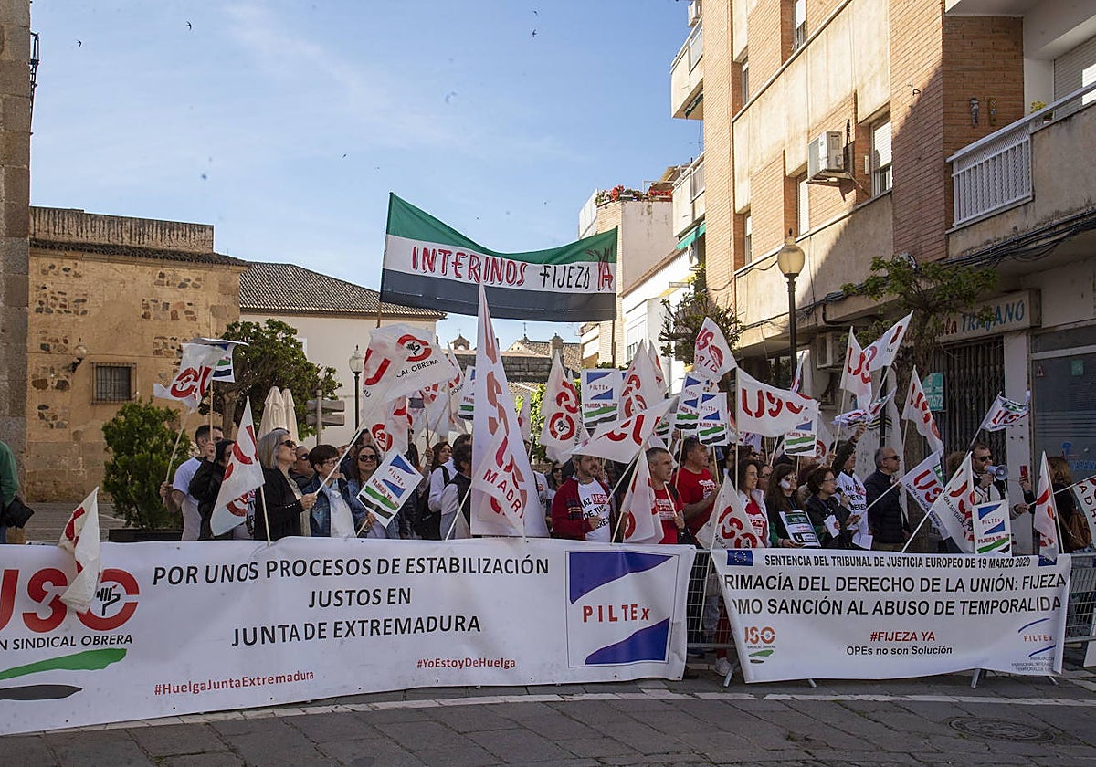 Protesta de interinos y temporales el pasado abril contra el proceso de estabilización.