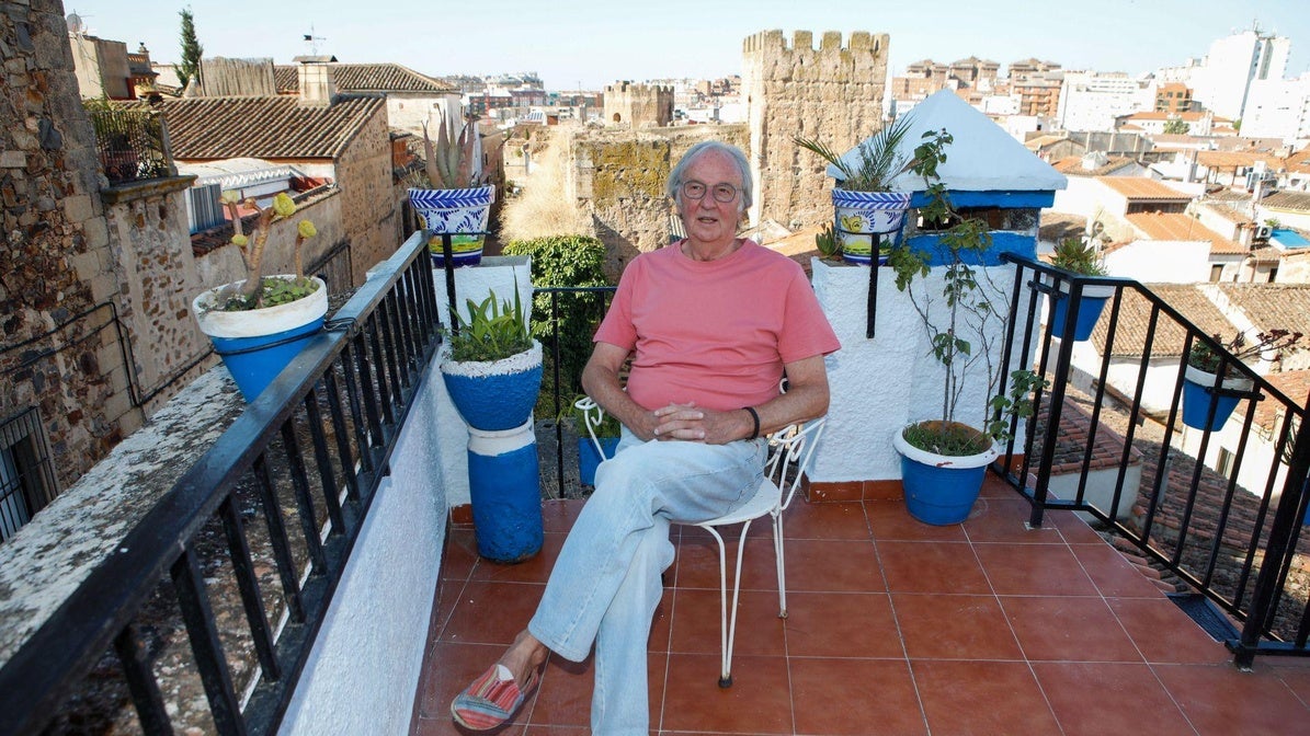 El cantautor y promotor musical Paco Martín en la terraza de su casa, en la muralla de Cáceres.