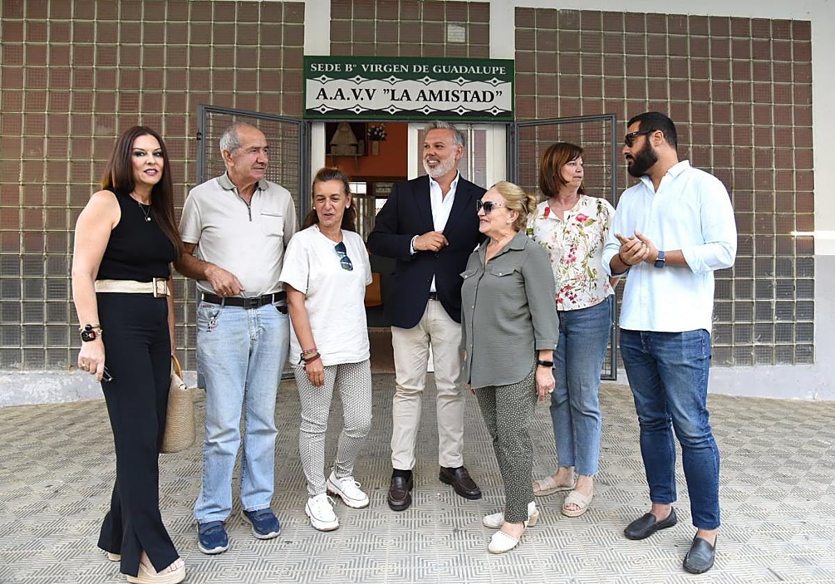 Fernando Pizarro, en su visita con su equipo al barrio de Guadalupe, en el sur de la ciudad.