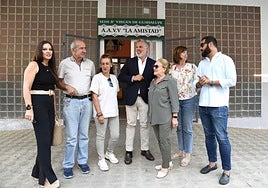 Fernando Pizarro, en su visita con su equipo al barrio de Guadalupe, en el sur de la ciudad.