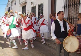 Imagen de archivo. Los danzaores por las calles frexnenses con el acompañamiento de un tamborilero.