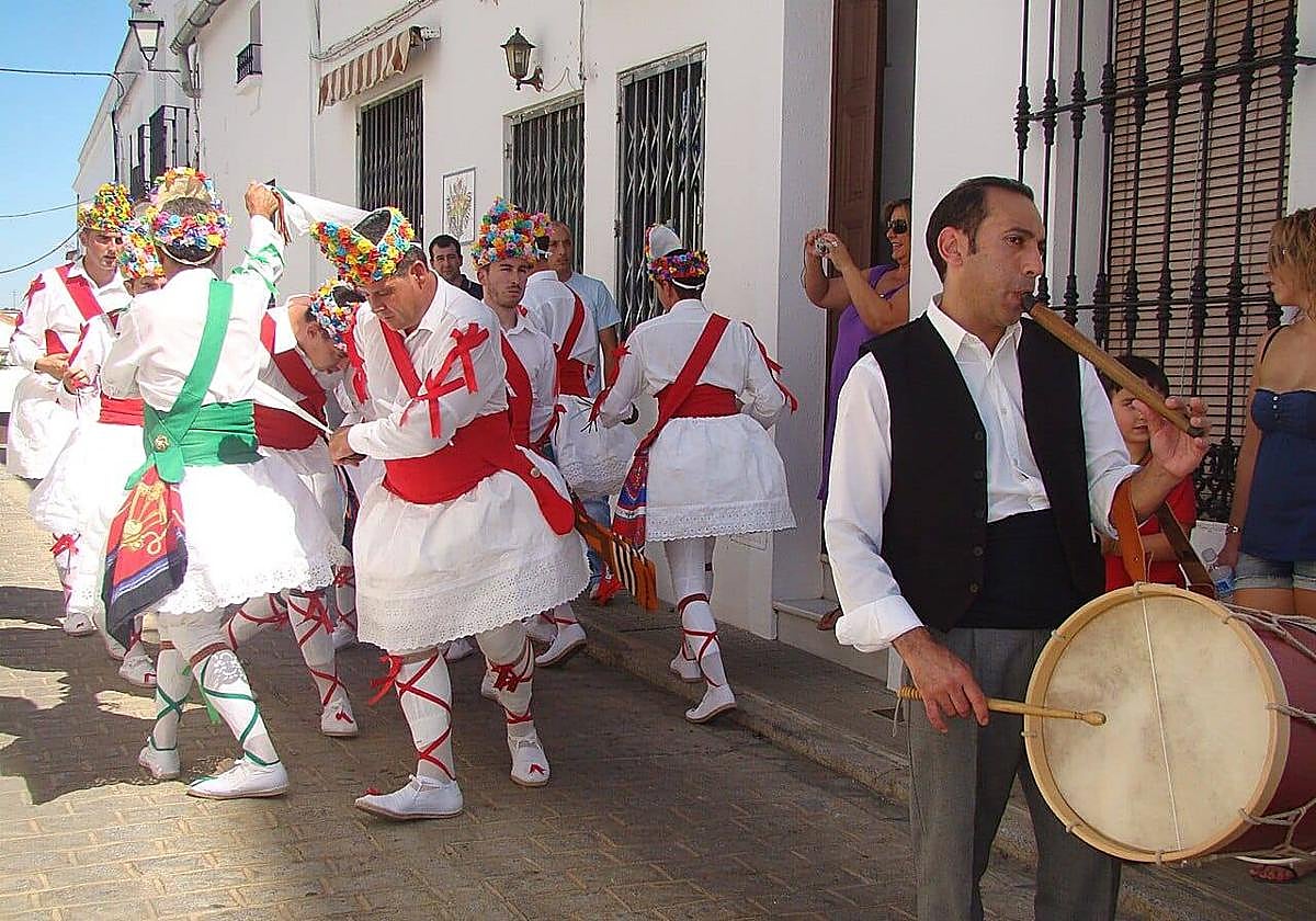 Imagen de archivo. Los danzaores por las calles frexnenses con el acompañamiento de un tamborilero.