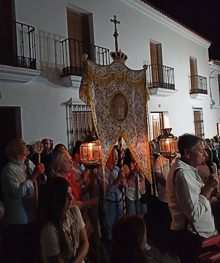 El nuevo estandarte recorriendo las calles de la localidad.