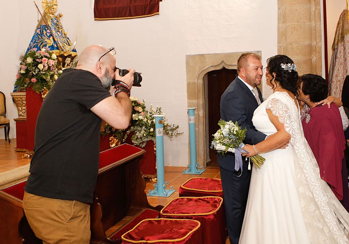 Eva y Juanpe contrajeron matrimonio ante la Virgen de la Montaña.