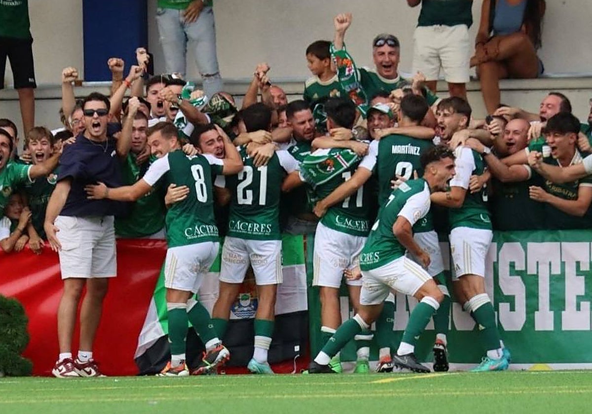 El gol de Clausí desató la locura entre los jugadores y aficionados del Cacereño desplazados a Madrid.