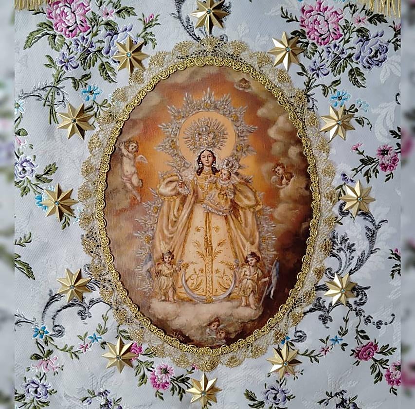 Imagen principal - La Virgen de la Salud estrenó estandarte durante la Salve a los Enfermos