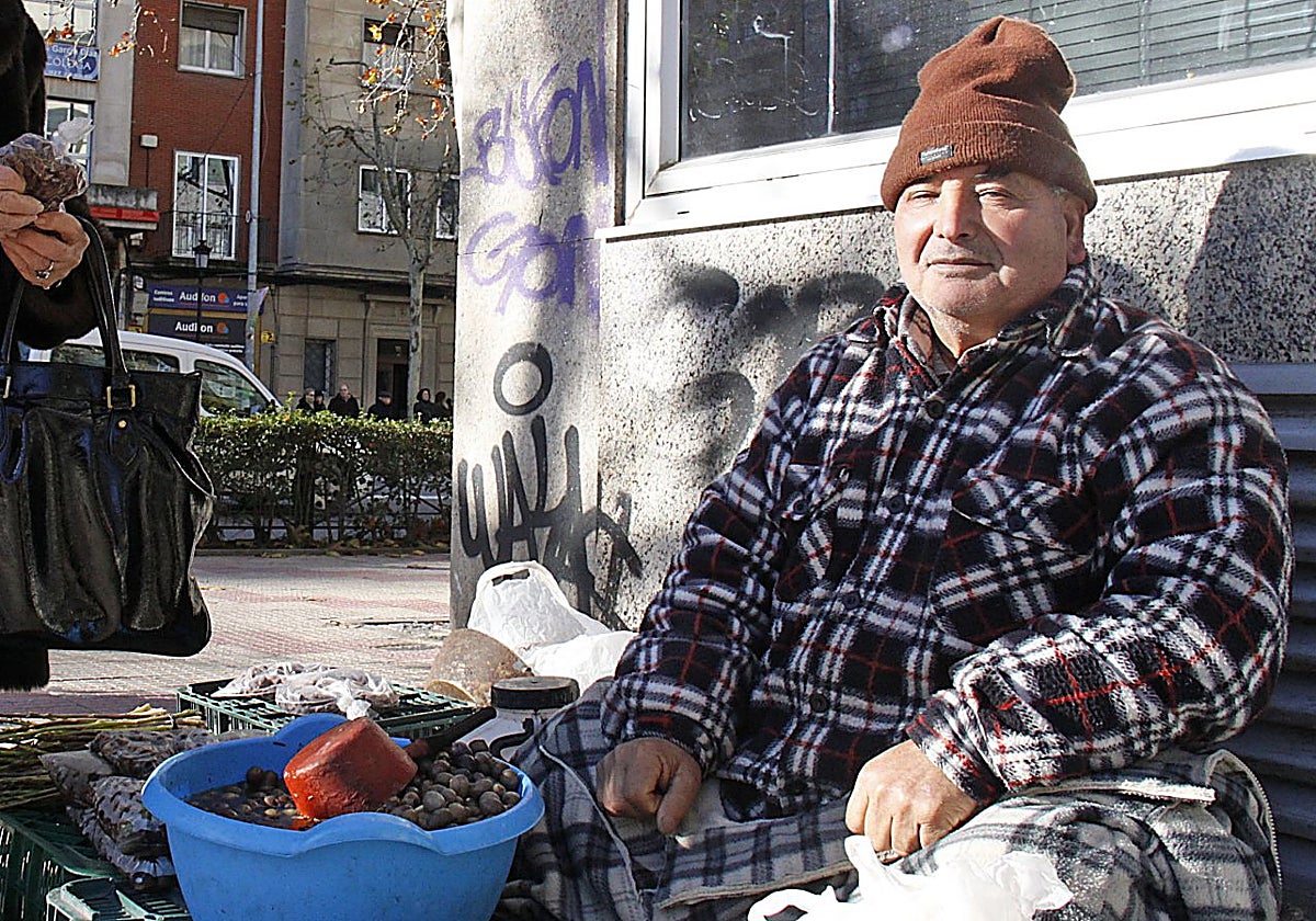 Domingo Pizarro en su puesto de productos silvestres junto a Múltiples en el invierno de 2010.