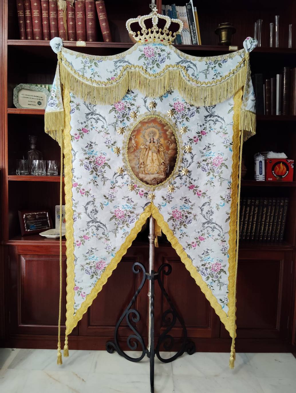 Imagen secundaria 2 - La Virgen de la Salud estrenó estandarte durante la Salve a los Enfermos