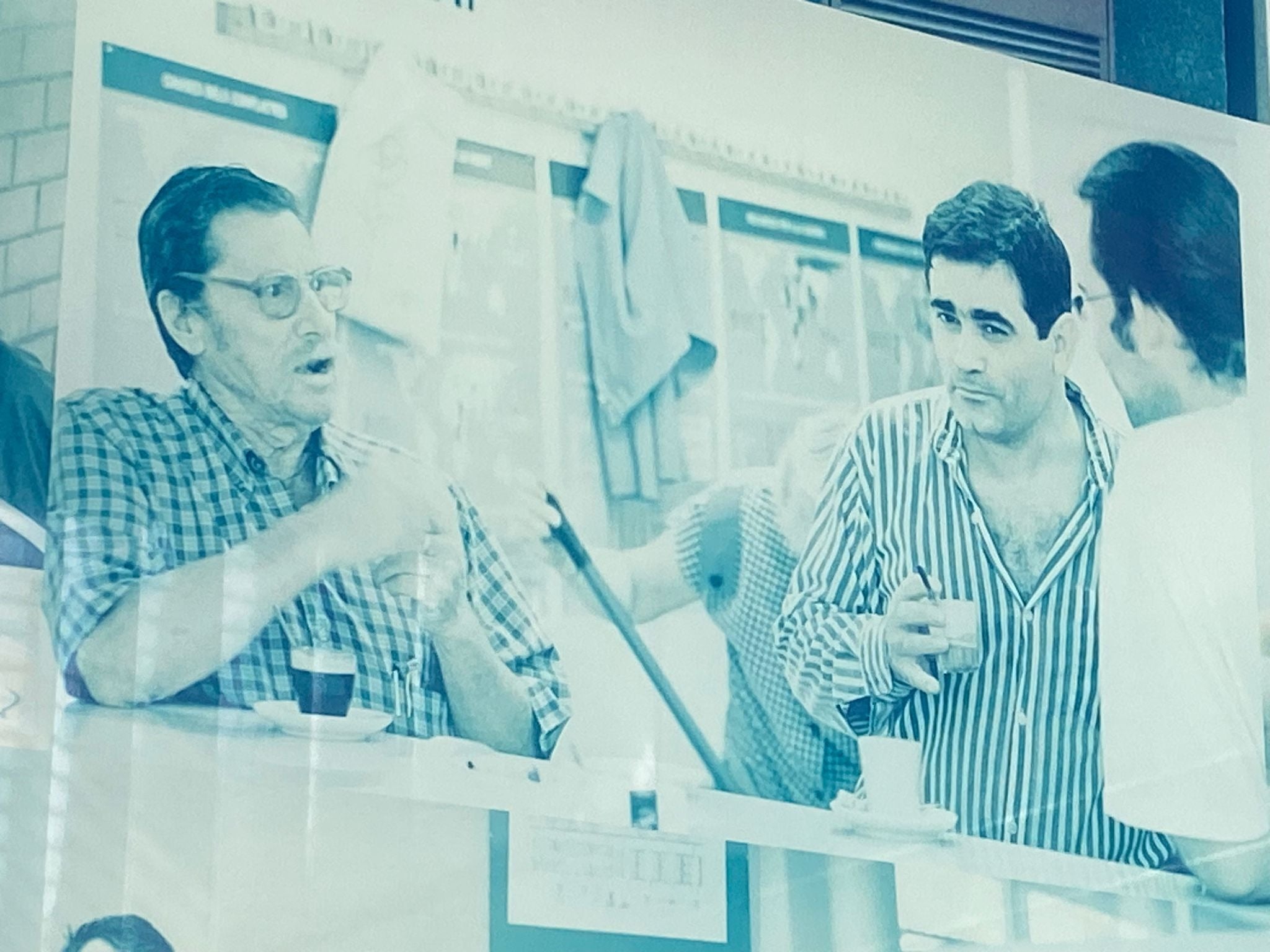 Manuel Vital y Antonio Torrico, amigos y activistas vecinales, además de militantes de izquierda. Esta imagen forma parte de un mural dedicado al barrio de Torre Baró, en la estación de metro del mismo nombre. 