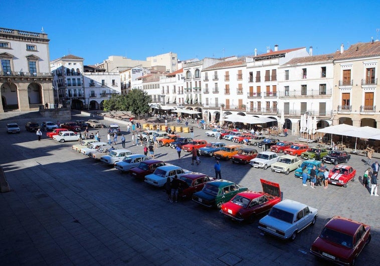 Los Seat 124 toman la Plaza Mayor de Cáceres