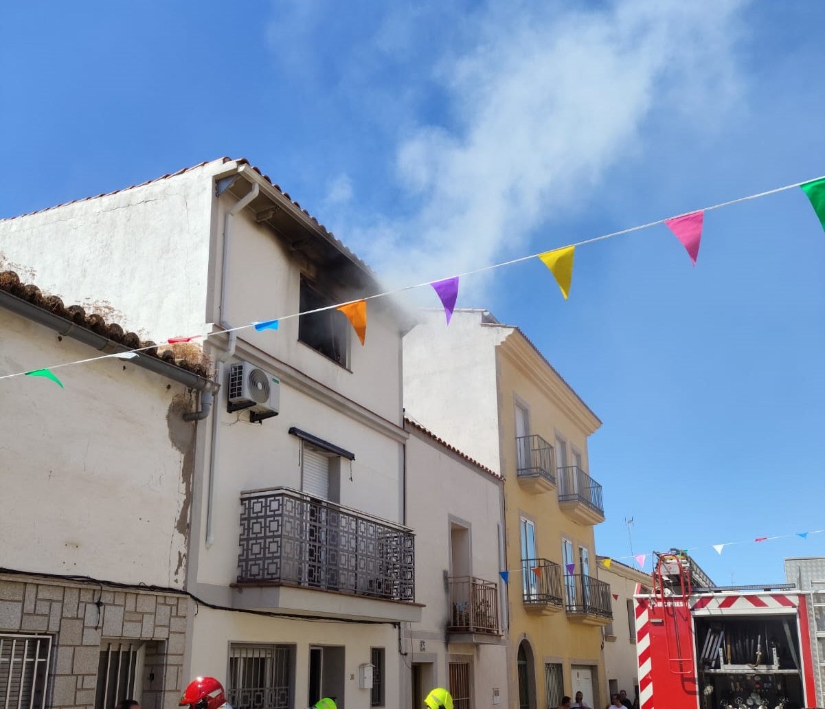 Imagen secundaria 1 - Los bomberos sofocan un fuego en una vivienda de Casar de Cáceres