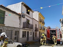 Bomberos de la Diputación de Cáceres durante su intervención en la calle Sanguino de Casar de Cáceres.