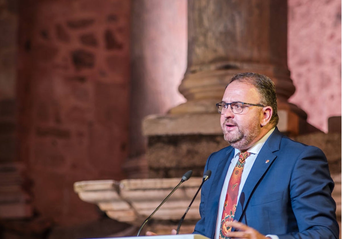 El alcalde de Mérida, Antonio Rodríguez Osuna, en el acto de las Medallas de Extremadura en el Teatro Romano.