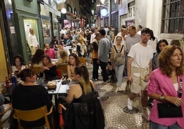 La calle San Juan, llena, durante la Noche en blanco.