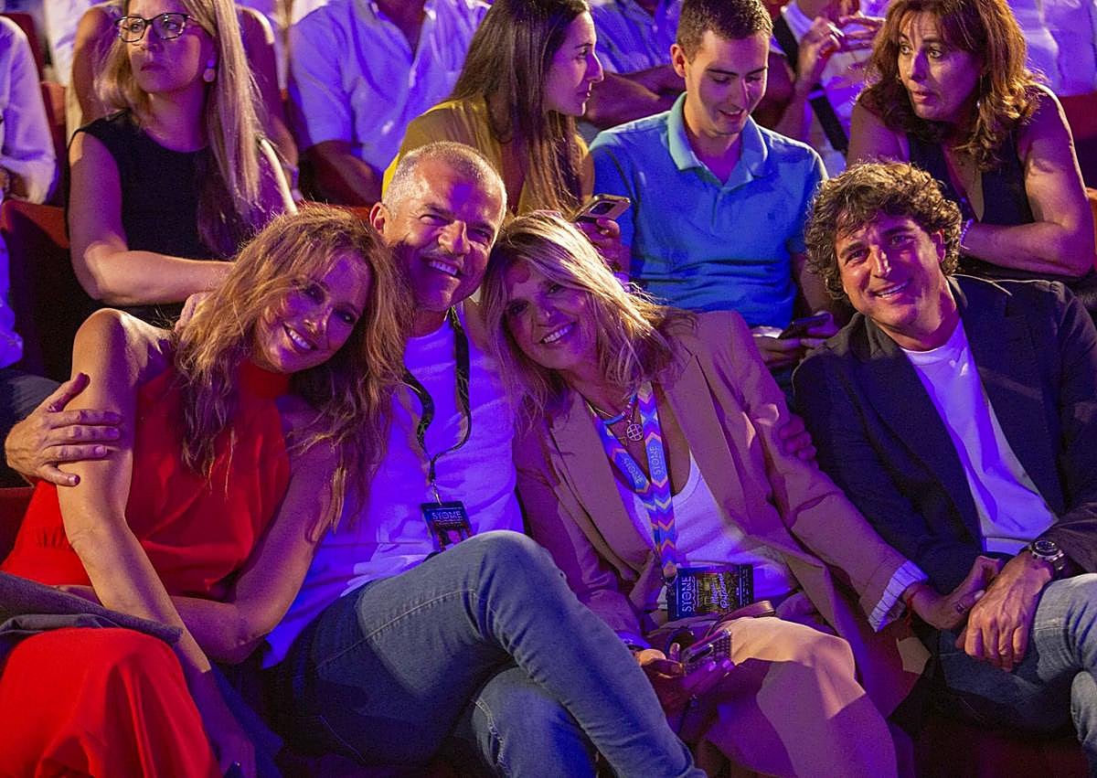 Imagen secundaria 1 - El virtuosismo y carisma de Ara Malikian cautivan en el Teatro Romano