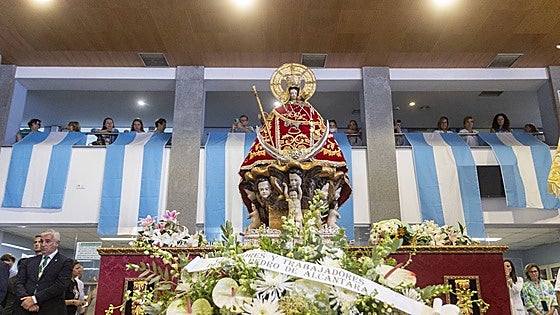 La Virgen de la Montaña estrena este martes manto en su traslado a la parroquia de Nuevo Cáceres