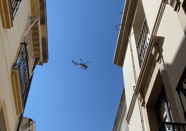 Helicóptero sobrevolando el Casco Antiguo de Badajoz este martes.