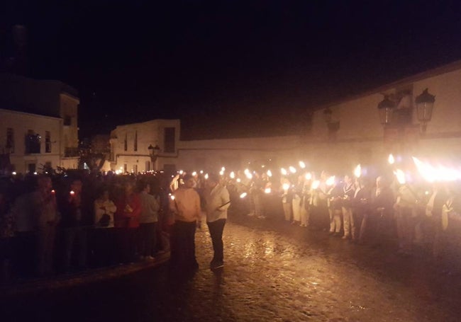 Centenares de personas esperan al Cristo para su homenaje.