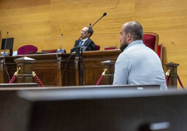 Eugenio Delgado, con un abogado defensor al fondo, en la vista del TSJEx celebrada este martes.