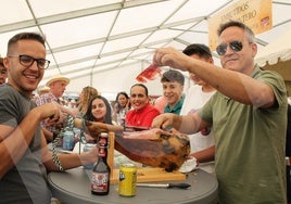 Parte de una familia de Aceuchal disfruta del Día del Jamón de Monesterio por primera vez