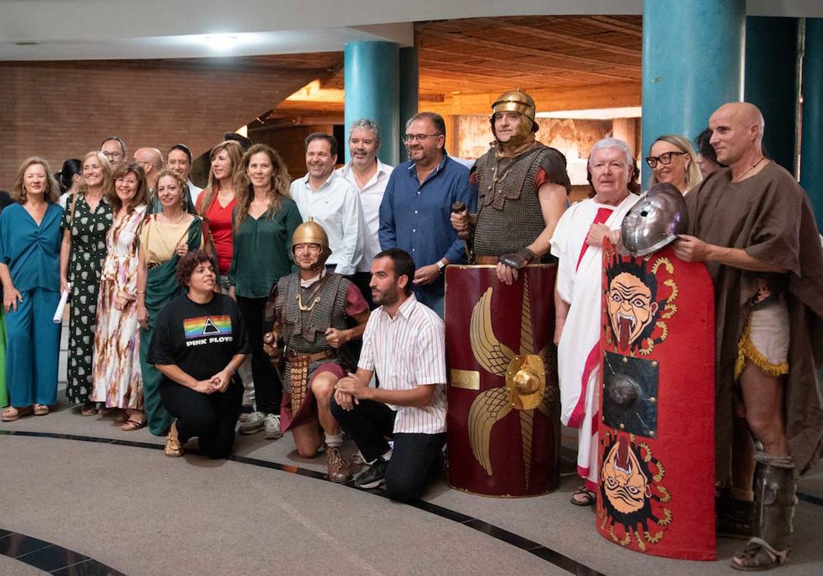 Presntación del programa de La Noche del Patrimonio junto a participantes en las actividades.