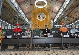 La presidenta María Guardiola y el rector Pedro Fernández, en el centro, durante el acto de esta mañana en Badajoz.