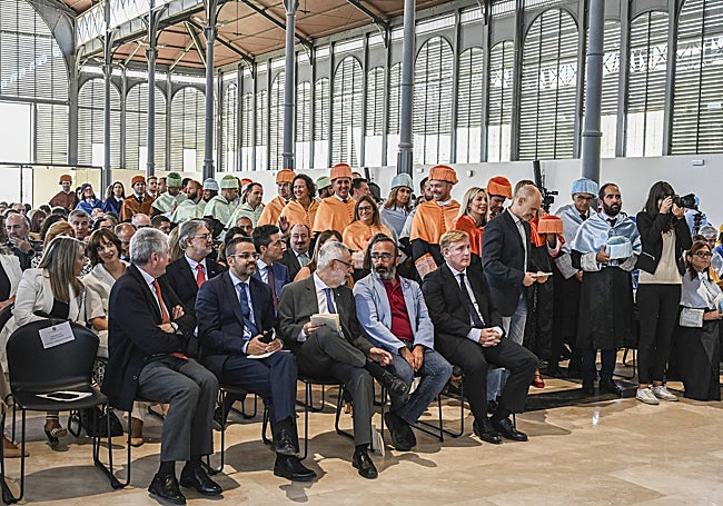 Autoridades y nuevos doctores hoy martes durante la apertura del curso académico.