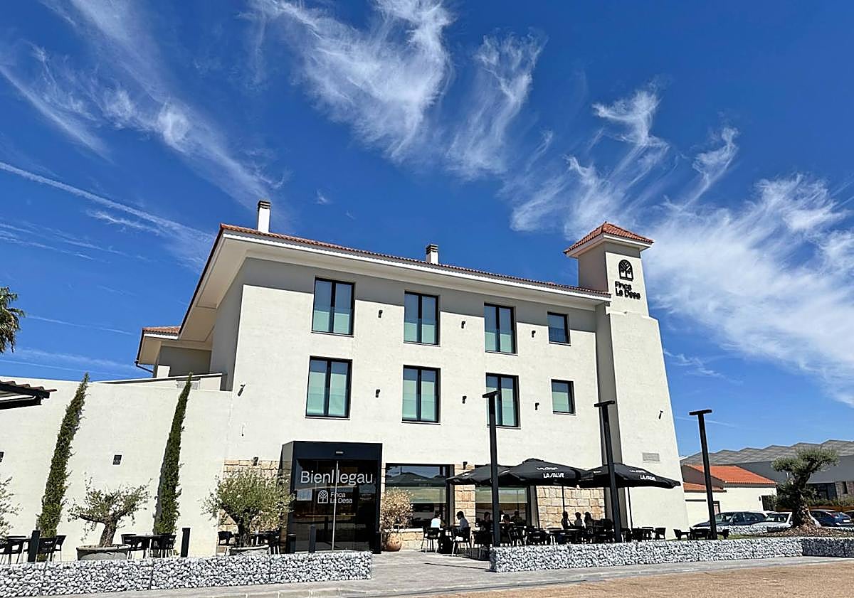 Imagen principal - Llama la atención su barra de 14 metros.