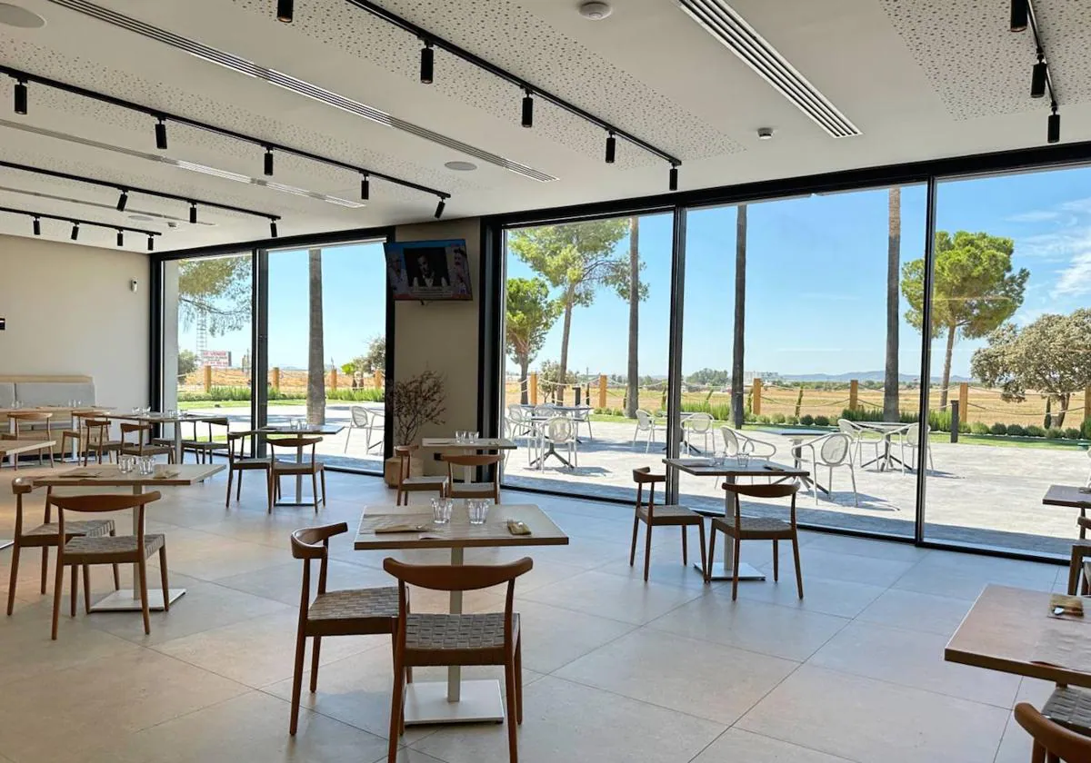 Comedor luminoso de maderas claras y toque nórdico de Finca la Desa.