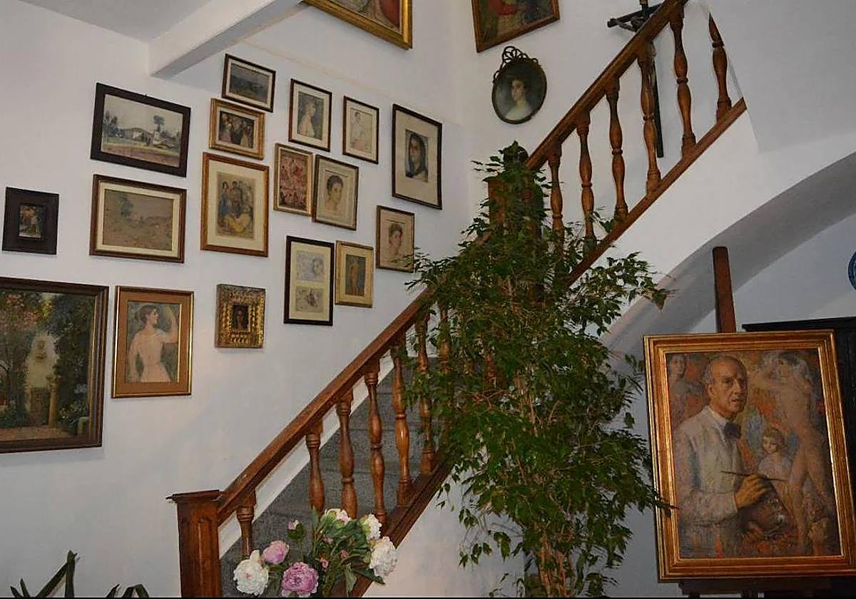 Una zona de la casa de Eugenio Hermoso con varias obras expuestas.