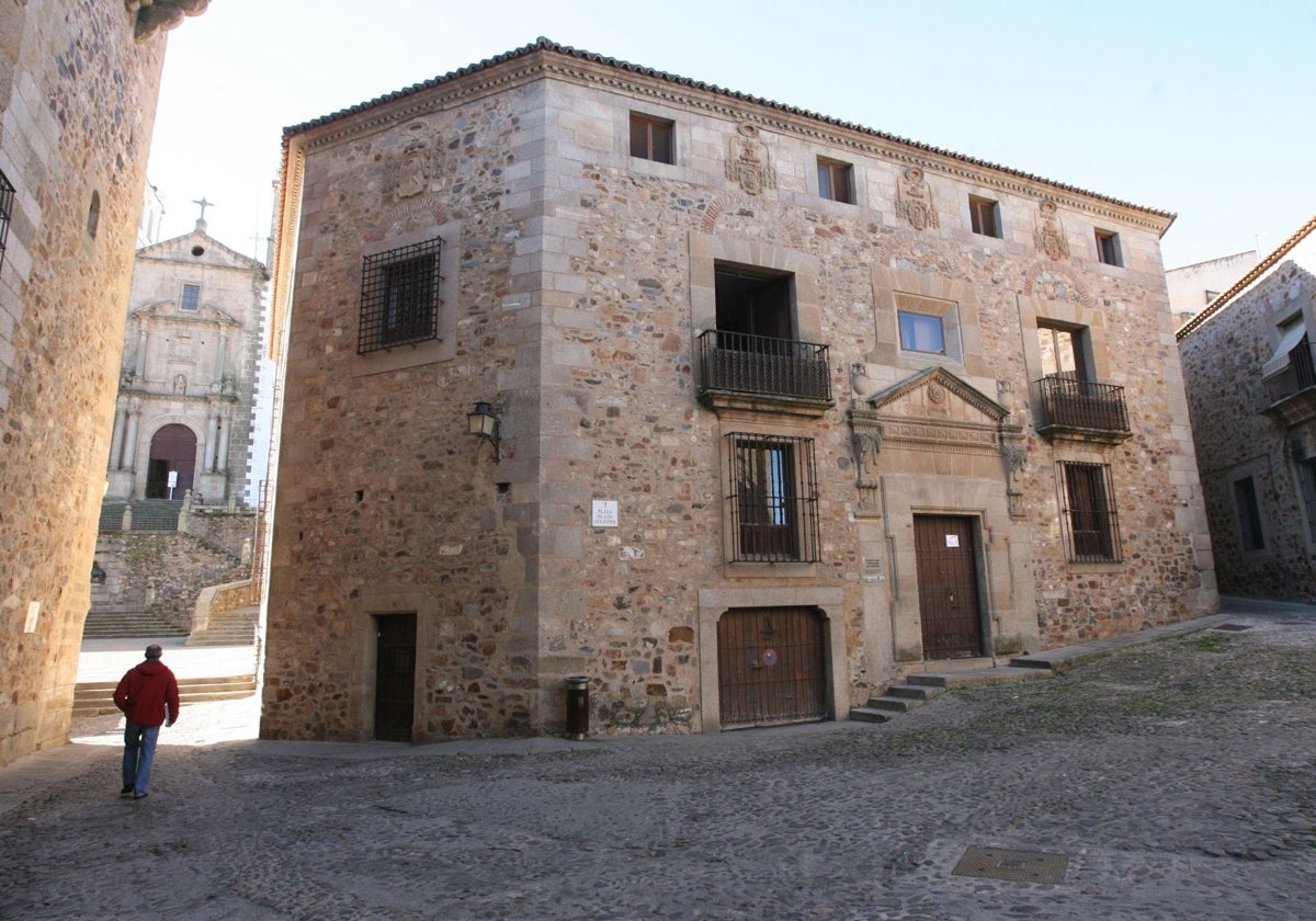 Edificio de la Plaza de los Golfines en el que está previsto construir apartamentos de alquiler asequible.