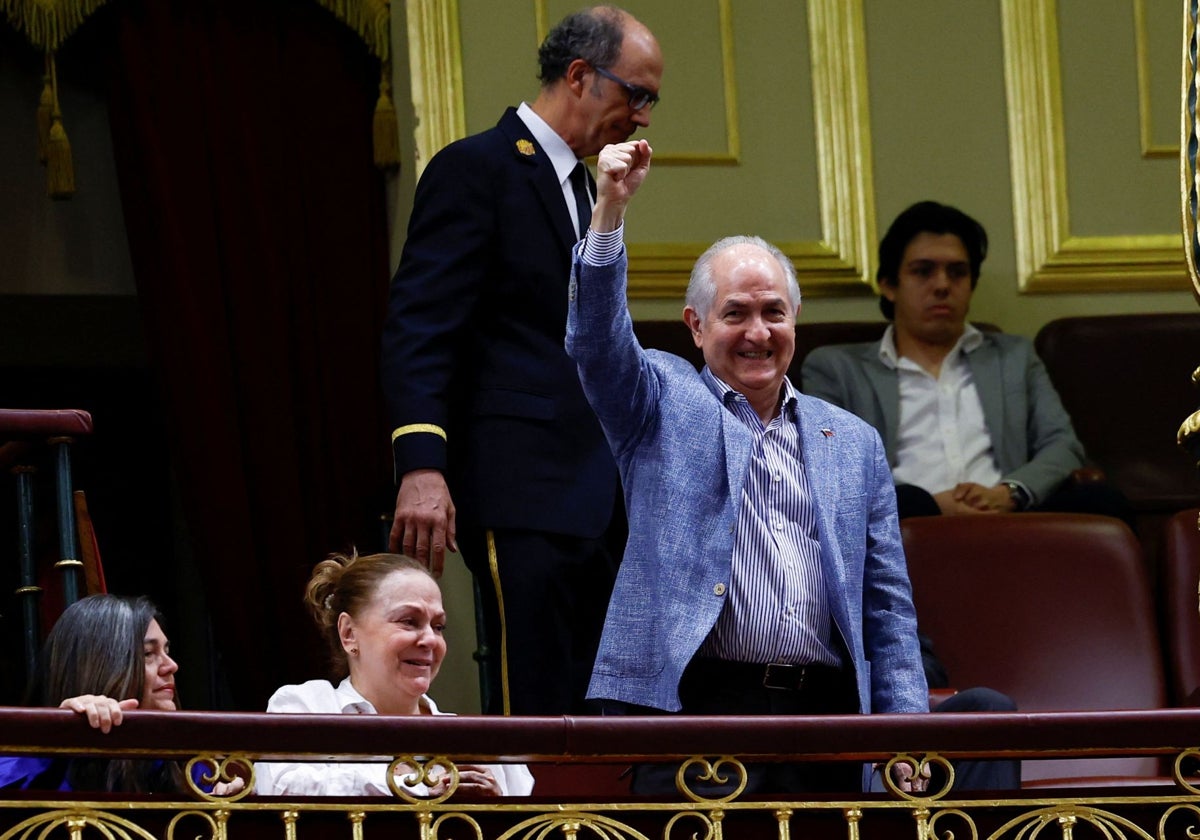 El opositor venezolano Antonio Ledezma celebra el reconocimiento de Edmundo González como presidente electo en el Congreso de los Diputados.